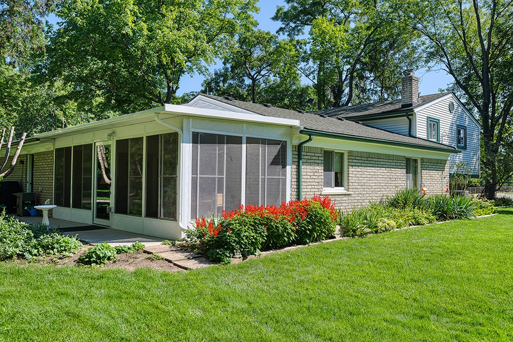 Screen Room, Studio Roof, White, Outside View, Daytime