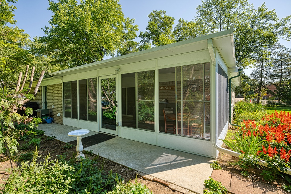 Screen Room, Studio Roof, White, Outside View, Daytime